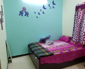 En eller flere senge i et værelse på Mani Villa