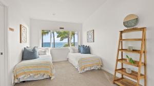 Ένα ή περισσότερα κρεβάτια σε δωμάτιο στο Turtle House by AvantStay Oceanfront Group Retreat w Patio Views