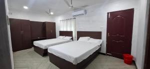 Postel nebo postele na pokoji v ubytování Monisha Residency Tiruvannamalai + 7 fotografií