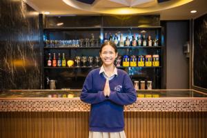 a woman is standing in front of a bar at Queen On Street 2009 in Ban Lo Long