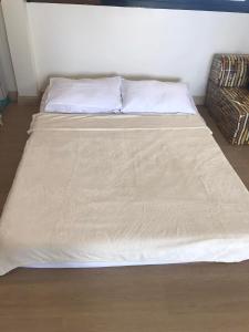 Ένα ή περισσότερα κρεβάτια σε δωμάτιο στο Nene's Garden and Tree Farm