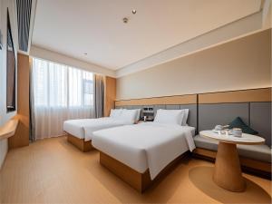 En eller flere senge i et værelse på JI Hotel Chengdu Dongjiao Memory