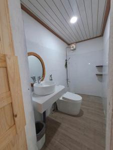 ein Badezimmer mit Waschbecken und Toilette in der Unterkunft Lalagigi Homestay in La Gi