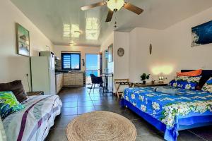 Postel nebo postele na pokoji v ubytování Studio Tropical - climatisé - vue mer et montagnes - canoes et paddle offerts ! Teahupo'o Lodge Tahiti