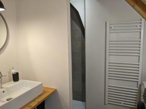 Ένα μπάνιο στο Appartement rénové et spacieux au centre village avec Wifi inclus - FR-1-358-283