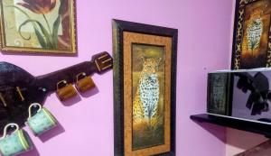 Μια τηλεόραση ή/και κέντρο ψυχαγωγίας στο Beautiful air condioned villa for singles, couples, families and groups cozy stay