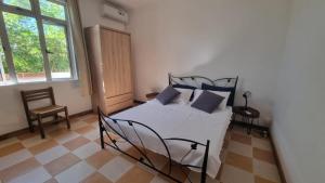 Un pat sau paturi într-o cameră la L'Escapade - Residence Harmonie