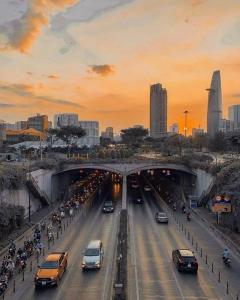 Una carretera muy transitada con coches y motos en una ciudad. en Starlight Hotel25, en Ho Chi Minh 6 fotos más