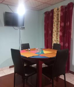 Μια τηλεόραση ή/και κέντρο ψυχαγωγίας στο Beautiful air condioned villa for singles, couples, families and groups cozy stay