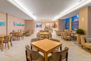 a waiting room at a hospital with tables and chairs at JI Hotel Chengdu High Tech in Chengdu +56 photos
