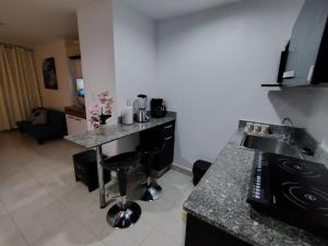 Кухня или мини-кухня в Coronado Oceanfront Feel the calm ocean vibe!
