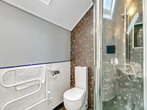 Koupelna v ubytování Peaceful 2-Bedroom Retreat with Harbour Outlook