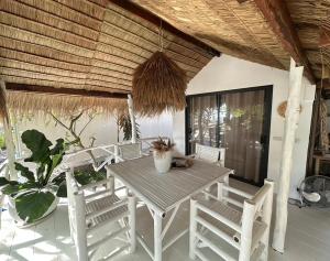 Patio nebo venkovní prostory v ubytování Sama Beach Resort by Munchies Resort