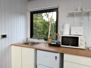 Η κουζίνα ή μικρή κουζίνα στο Moonlit Mountain Song by Tiny Away