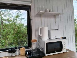 Η κουζίνα ή μικρή κουζίνα στο Moonlit Mountain Song by Tiny Away