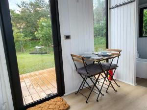 Κήπος έξω από το Moonlit Mountain Song by Tiny Away