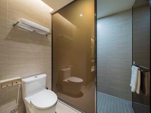 un bagno con wc e doccia in vetro di JI Hotel Chengdu Tianfu Square a Chengdu Altre 25 foto