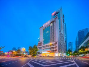 Un palazzo alto in una strada di città di notte di JI Hotel Chengdu Tianfu Square a Chengdu
