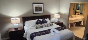 King Bed, Balcony, Pool, Hot Tub, Sauna في Edgar: غرفة نوم بسرير وحمام مع حوض