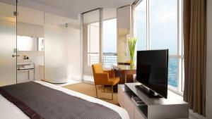 Телевизор и/или развлекательный центр в JC Kevin Sathorn Bangkok Hotel