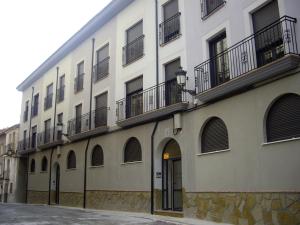 Zdjęcie z galerii obiektu Apartamentos El Portal w mieście La Puebla de Valverde