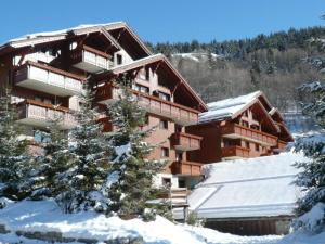 a large ski lodge with snow on the ground at Appartement à Méribel 4 pers, piscine, skis aux pieds - FR-1-411-1007 in Chandon