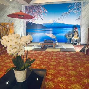 Posezení v ubytování ホテル富士山水館富士山一望河口湖車で3分HotelFujisanSuikanMtFujiView3 MinutesbyCartoLakeKawaguchi