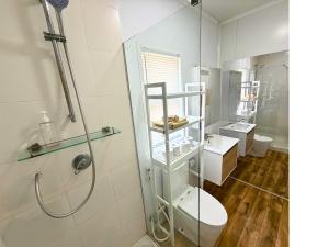 ブウェワウにあるZanzibar Beach House-Southのトイレとガラスのシャワー付きのバスルーム +90枚の写真