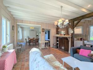 una sala de estar con un sofá y una mesa en Charmant hébergement avec parc et étang à Mers-sur-Indre - FR-1-591-771, en Bonnet