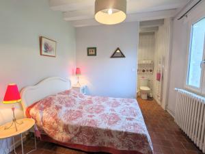 1 dormitorio con 1 cama y 2 mesas con lámparas en Charmant hébergement avec parc et étang à Mers-sur-Indre - FR-1-591-771, en Bonnet