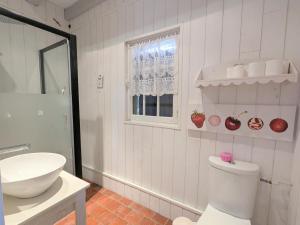 Un baño con un inodoro blanco y un lavabo. en Charmant hébergement avec parc et étang à Mers-sur-Indre - FR-1-591-771, en Bonnet 22 fotos más