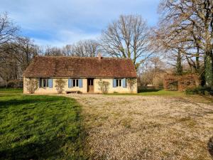 una vieja casa de piedra en un campo con un patio en Charmant hébergement avec parc et étang à Mers-sur-Indre - FR-1-591-771, en Bonnet