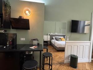 Ένα ή περισσότερα κρεβάτια σε δωμάτιο στο Studio de charme rénové en centre-ville, animaux admis - FR-1-555-123