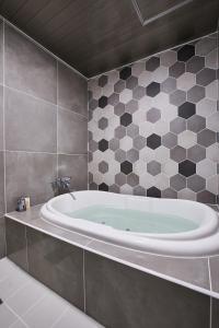 柏市にあるホテルリンクス柏市豊四季店の部屋にある大きな浴槽付きのバスルーム