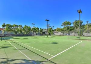 een tennisbaan met 2 tennisbanen bij Oaks Port Stephens Pacific Blue Resort - Sea Salt Studio in Salamander Bay