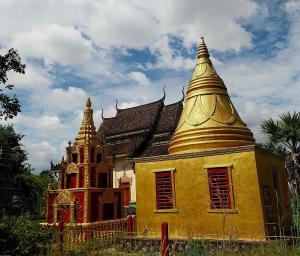 een geel gebouw met twee torens erop bij Roza Guest House in Kampot