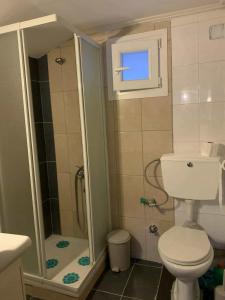 Ένα μπάνιο στο Πανέμορφη σοφίτα στα Τρίκαλα +1 φωτογραφίες