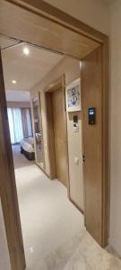 dreamland oasis 14-308 في شاكفي: غرفة بباب يؤدي لغرفة النوم