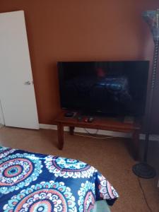 een kamer met een bed en een televisie en een tafel bij 1 BEDROOM KITCHEn BATHROOM ApT in Titusville