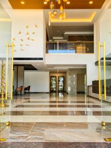 Un vestíbulo de un edificio con pájaros en la pared. en Parays Fernwoods, en Mannārakkāt