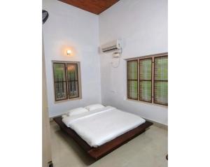 Ένα ή περισσότερα κρεβάτια σε δωμάτιο στο Maanasam Farmstay - Boutique 3BR Countryside Villa, Manikkadavu