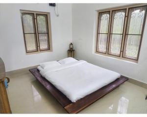 Ένα ή περισσότερα κρεβάτια σε δωμάτιο στο Maanasam Farmstay - Boutique 3BR Countryside Villa, Manikkadavu