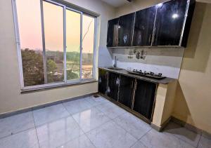 Η κουζίνα ή μικρή κουζίνα στο Hayat Lodges & Hotel