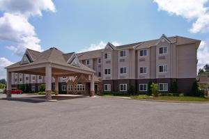 ein großes Apartmenthaus mit Parkplatz in der Unterkunft Microtel Inn & Suites by Wyndham Bridgeport in Bridgeport