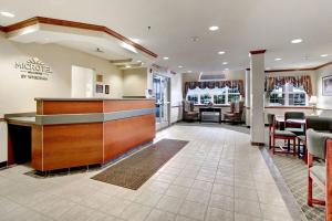 um lobby de um hospital com uma recepção em Microtel Inn & Suites by Wyndham Bridgeport em Bridgeport