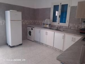 Η κουζίνα ή μικρή κουζίνα στο Villa sunbeach Djerba avec piscine privée