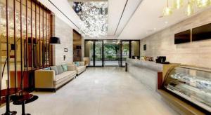 a large room with couches and a lobby with windows at City Comfort Inn Nanning Wuming Lijian in Wuming