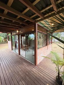 ein offenes Deck mit Glastüren an einem Haus in der Unterkunft Loft no centrinho do Rosa in Imbituba
