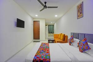 Ένα ή περισσότερα κρεβάτια σε δωμάτιο στο FabHotel RK Inn