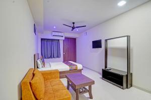 Μια τηλεόραση ή/και κέντρο ψυχαγωγίας στο FabHotel RK Inn +19 φωτογραφίες